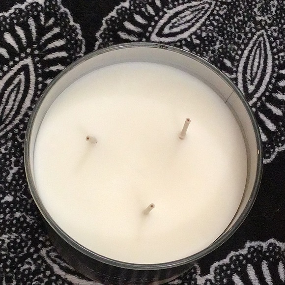 Bath and body works midnight amber glow candle - Picture 2 of 3
